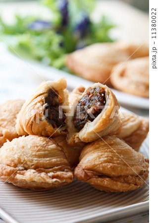 Pastry samosas 11380022
