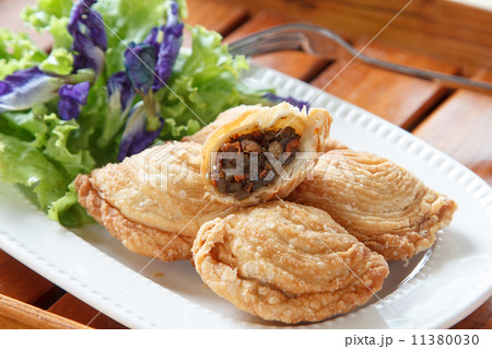 Pastry samosas 11380030