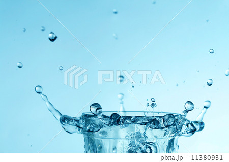 splash in glass 11380931