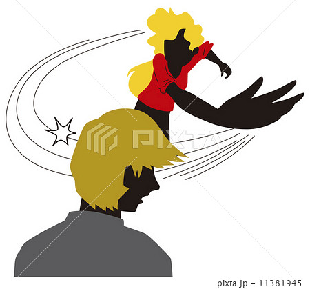 女性にビンタされる男性 11381945