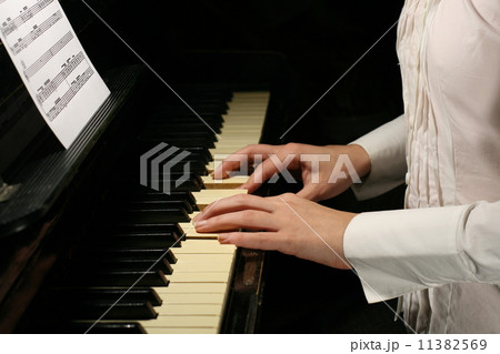 playing piano 11382569
