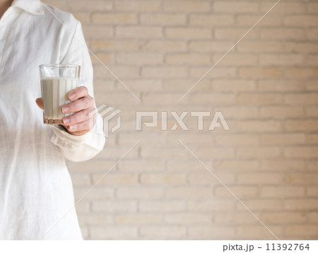 一杯の牛乳を持つ女性 一杯の牛乳を持つ女性 11392764