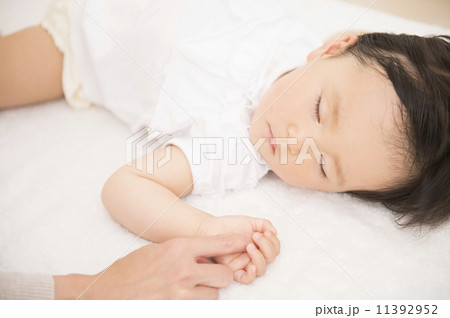 眠っている赤ちゃん 11392952