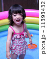 水遊びする　女の子 11393432