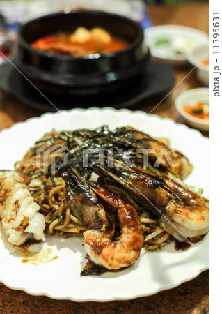 Fried noodles with grilled shrimp Fried noodles with grilled shrimp 11395631