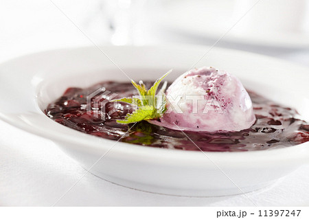 ice cream with sauce 11397247