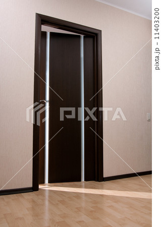 Cracked door 11403200