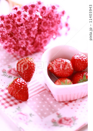 いちごとドライフラワー 11403943