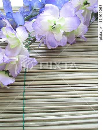 お盆イメージ 真菰(まこも)とお供えのお花 お盆イメージ 真菰(まこも)とお供えのお花 11406063