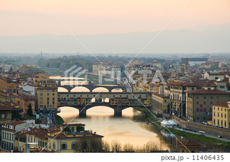 Beautiful sunset over the river Arno in Florence, Italy, 11406435