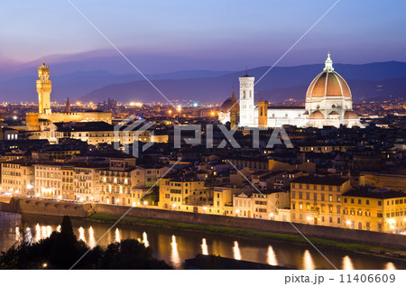 Beautiful sunset over the river Arno in Florence, Italy, 11406609
