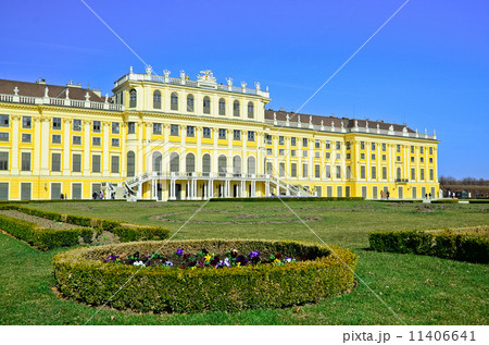 Schoenbrunn Palace in Vienna, Austria Schoenbrunn Palace in Vienna, Austria 11406641
