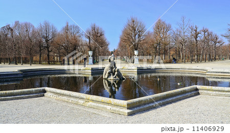 Park in Schonbrunn Palace, Vienna 11406929