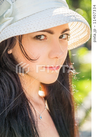 girl in white hat 11407334