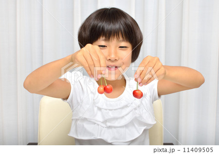 さくらんぼを食べる女の子 さくらんぼを食べる女の子 11409505