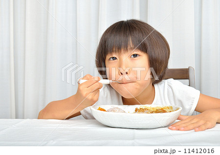 カレーを食べる女の子 カレーを食べる女の子 11412016