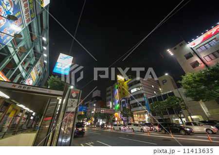 夜の福岡西新駅付近の街並み 11413635