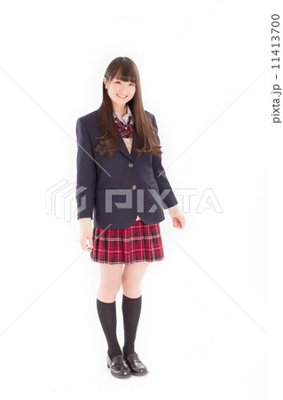 お洒落なブレザーを着て立つ可愛らしい女子校生 お洒落なブレザーを着て立つ可愛らしい女子校生 11413700