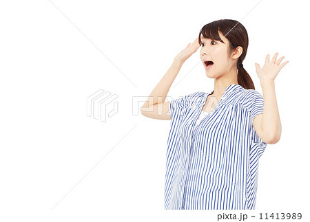 驚く女性 11413989