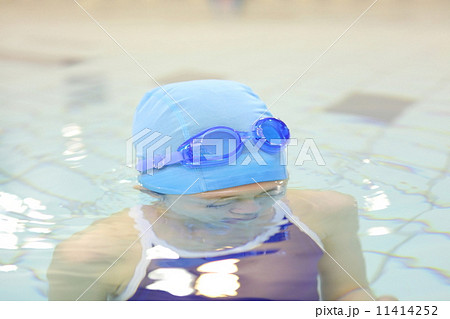 潜る 女性 潜る 女性 11414252