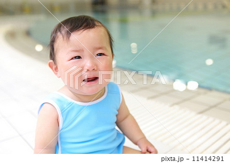 ベビースイミング 生後9か月の赤ちゃん 泣くの写真素材