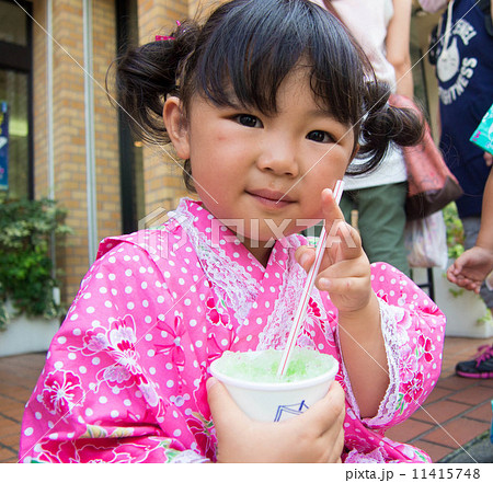 夏祭りでかき氷を食べてる女の子の写真素材
