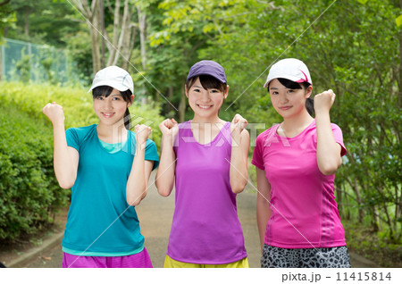 ランニングをする女の子 11415814