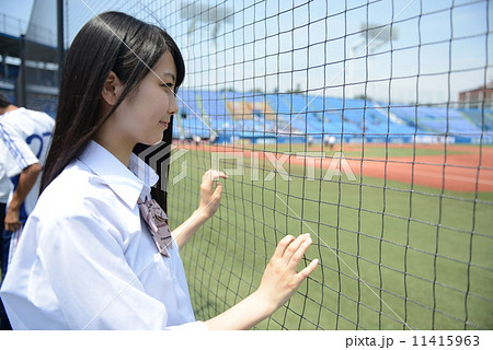 野球を応援をする女子高生の写真素材