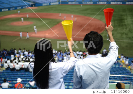 野球を応援をする高校生 11416000