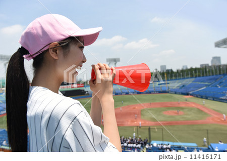 野球を応援する女性 11416171