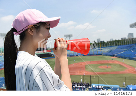 野球を応援する女性 野球を応援する女性 11416172