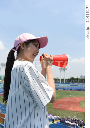 野球を応援する女性 野球を応援する女性 11416174
