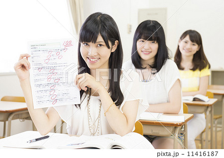 テストを見せる女性 テストを見せる女性 11416187