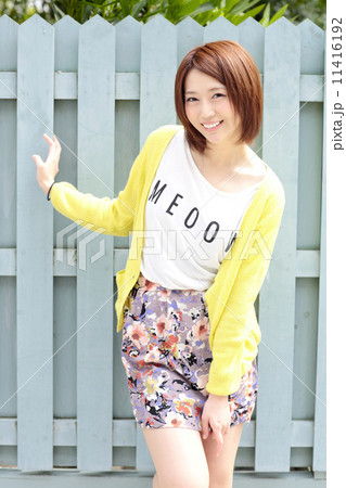 若い女性　ファッション 11416192