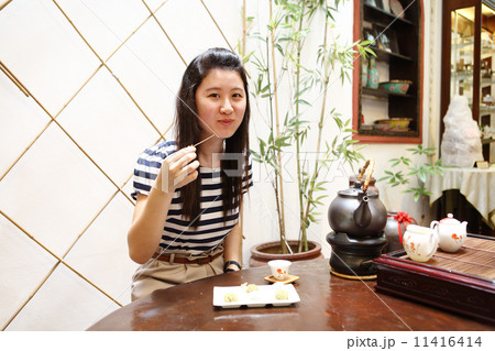 茶菓子を食べる女性 茶菓子を食べる女性 11416414