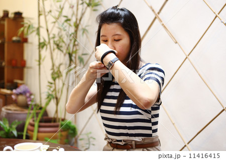 中国茶を試飲する女性 11416415