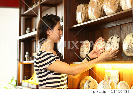 シンガポール 買い物をする女性 シンガポール 買い物をする女性 11416452