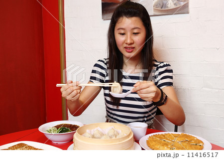 飲茶を食べる女性 飲茶を食べる女性 11416517