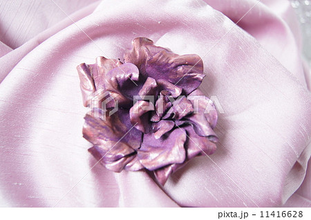 ハンドメイドの革製バラのコサージュ ピンク の写真素材