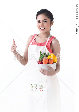 housewife holding a bowl of vegetable and thumb up 11418919