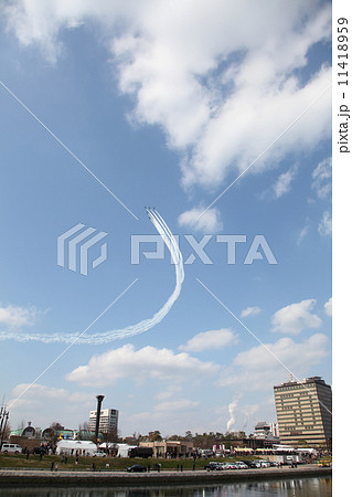 北九州の空にブルーインパルス 11418959