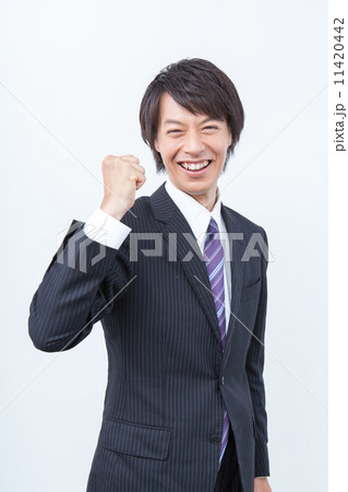 ガッツポーズをする男性会社員 11420442