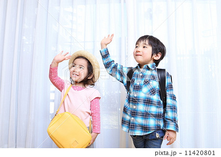 手を振る小学生と幼稚園児 11420801