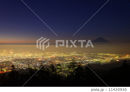 夜明け前の甲府盆地の富士山 11420930