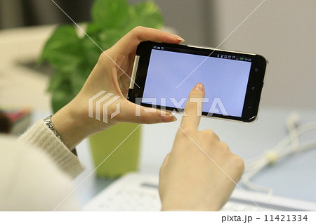 スマホを持つ女性 11421334