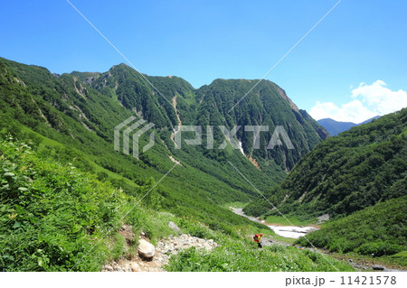 槍沢登山道から見た西岳と赤沢山 11421578