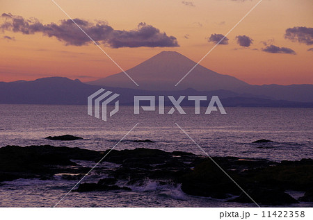 夕暮れの秋谷・立石海岸から富士山を望む（横須賀市） 11422358