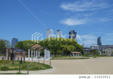 名古屋市、米野公園と名駅高層ビル群 11422411
