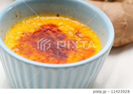 fresh ginger creme brulee dessert 11423028