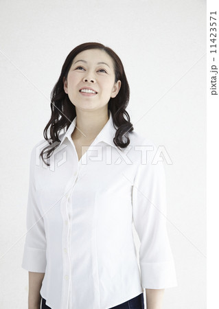 40代女性爽やか自然光ポートレイト 40代女性爽やか自然光ポートレイト 11423571